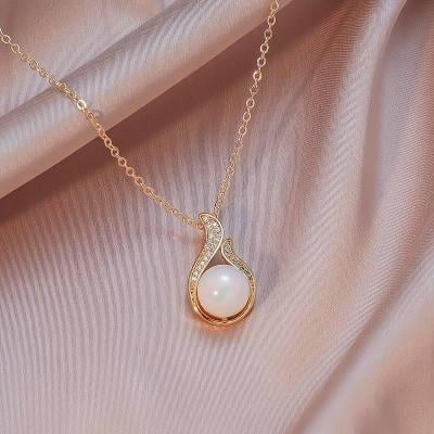Elegantní zlatý náhrdelník s perlou a zirkony