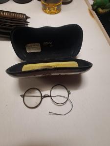 Pouzdro,hřeben a brýle