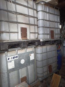 1000 litrová nádrž na obilí, vysypka, cca 7 metráků obilí .(bb)