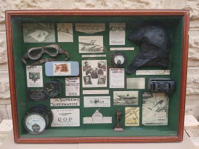 Velmi staré letecké předměty ve vitríně (kukla, brýle, přístroje aj.)
