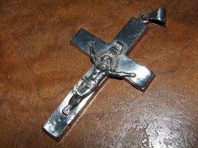 Biedermeier velký stříbrný foukaný kříž s detailně tvarovaným Kristem