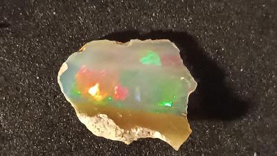 Etiopský opál - 2,5ct, 0,5g - 33