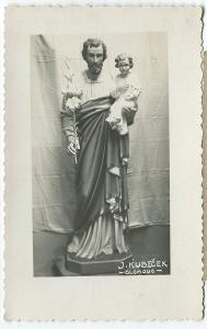 FOTO K. KOCIÁN Olomouc- reál foto sochy od J. KUBEČEK, muž s dítětem 