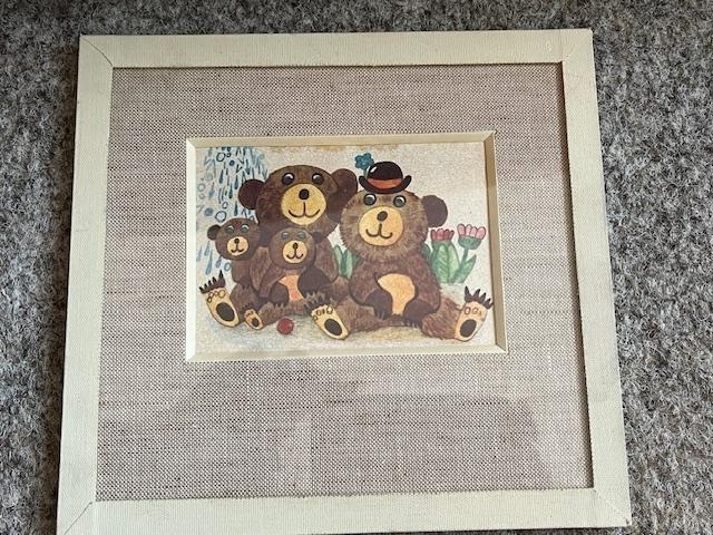 Medvedia rodinka, bar.obrázok, sklo,pasparta,textil.rám - Umenie
