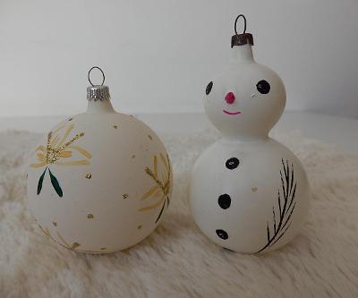 Retro skleněné vánoční ozdoby sněhulák a kulatá baňka. 