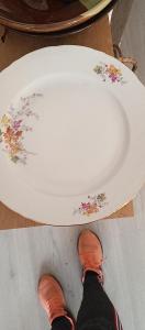 Porcelánové mělké talíře značené krásné 3  kusy