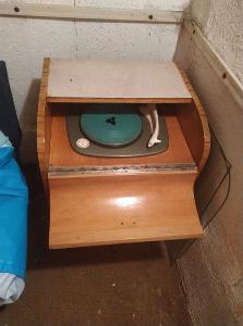 Retro skriňový gramofón