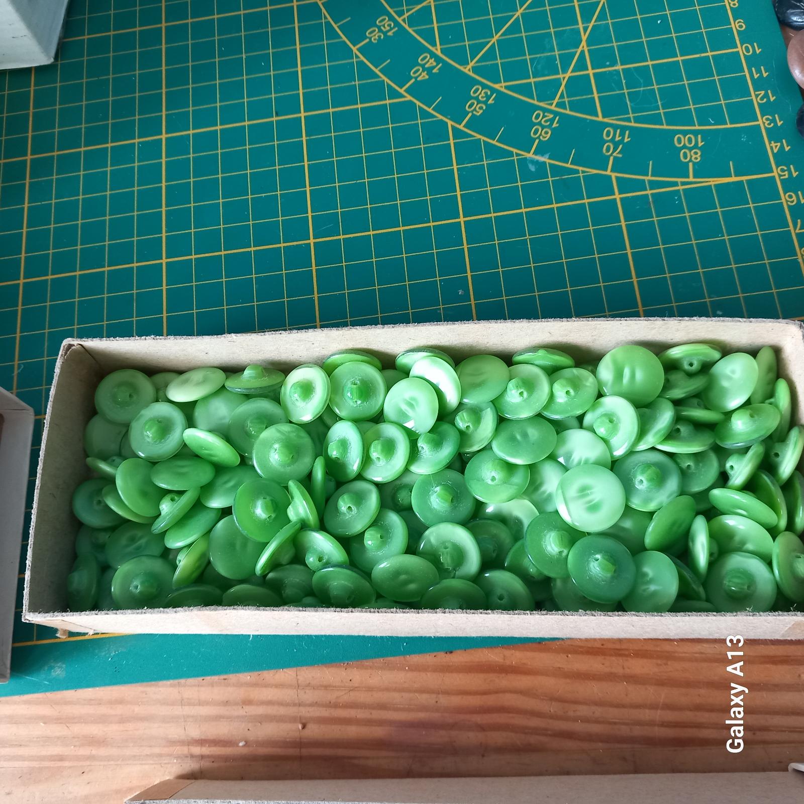 Veľké množstvo starých retro gombíkov perleť - zelené - Ručné práce