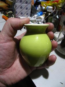 Žlutozelená porcelánová vázička