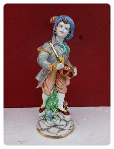 Top luxusní porcelánová malovaná italská soška chlapce tuláka