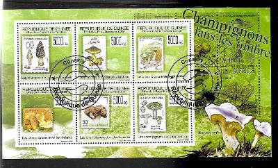 GUINEA - známka na známce-smrž kuželovitý, holubinka nazelenalá, hlíva