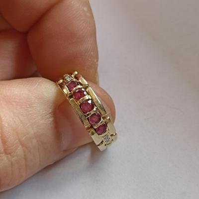 Luxusní 14K zlatý briliantový prsten zdobený rubíny