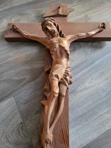 Starý dřevěný ježíš Kristus na kříži 