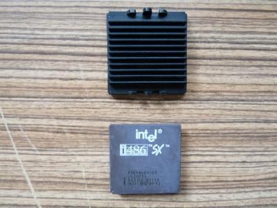 Procesor Intel 486 SX 25 MHz s pasivním chladičem