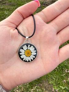 Krásný černý handmade náhrdelník se sušeným květem