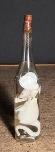 Bílá myš - myška v lahvi - sklo - skleněná figurka  