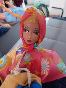 Pěkná stará panenka-předchůdkyně Barbie i velikost dřevo-nožky, sedící