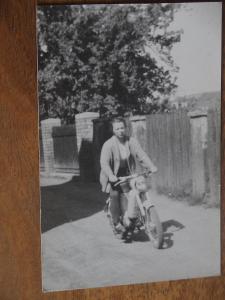 foto muž na pionýru, motocykl, moped, č.46060