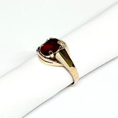 Prsten zlatý s kamínkem rubínové barvy Ev. č. 111