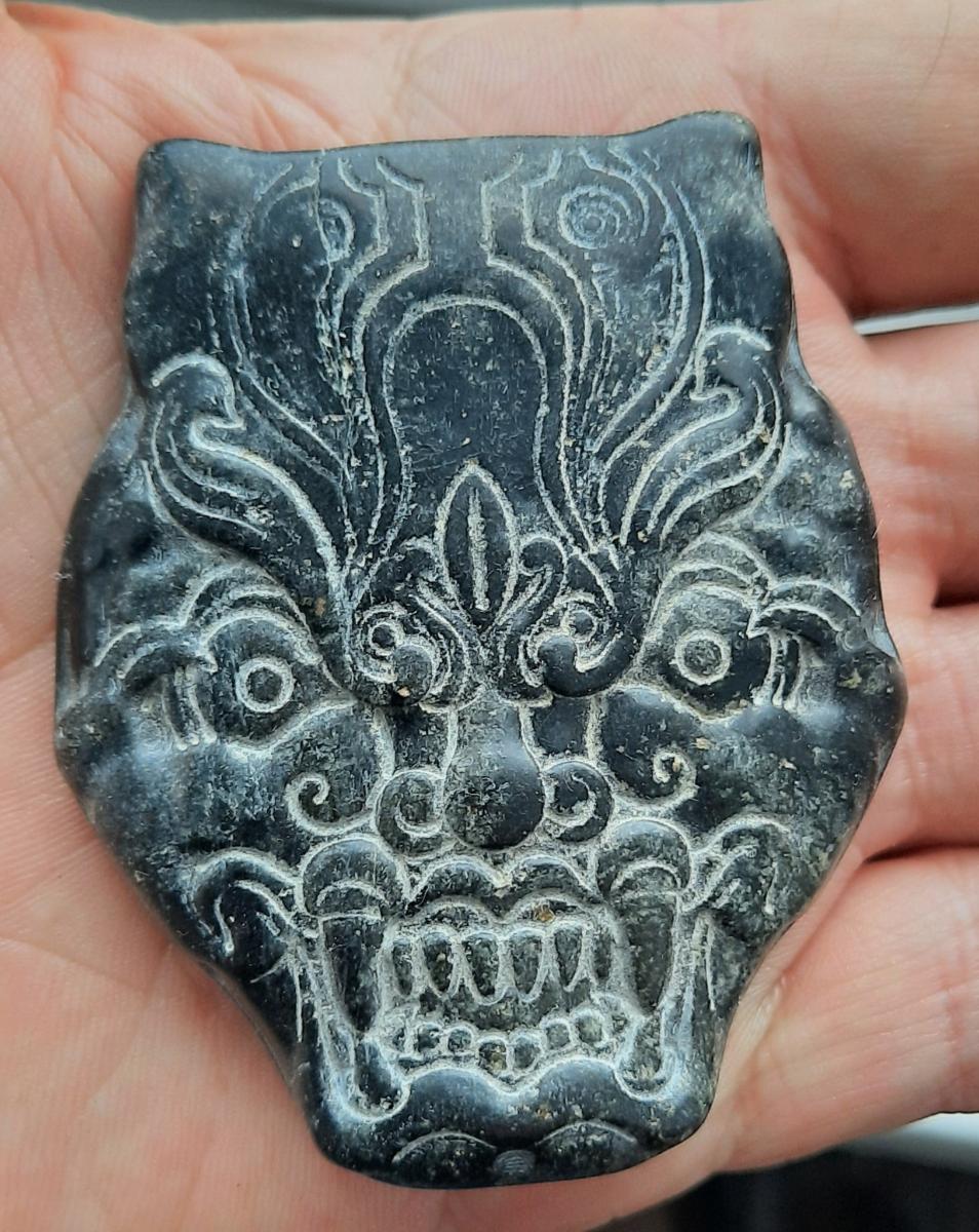 Čínsky alebo japonský amulet tmavý kameň. - Starožitnosti a umenie