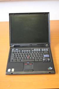 Notebook IBM ThinkPad T42 na díly.