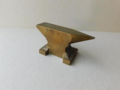 Kovadlina malá z barevného kovu mosaz-bronz? d. 10,5 v. 5,5 š. 4,8 cm