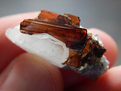 Brookit - oranžovohnědé krystaly v křišťálu, Pákistán 