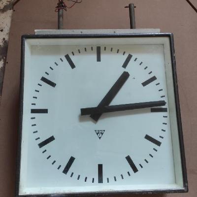 hodiny- PRAGOTRON-oboustranné- nádražní ? 