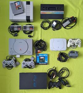 Sbírka herních konzolí - pěkné a funkční - PS1, PS2, NES, Atari jr.