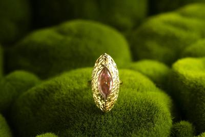 Zlatý krásný prsten, růžový kámen, váha 5,10g, vel. 53, puncováno