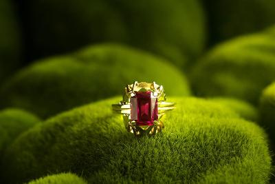 Zlatý starožitný prsten, červený kámen, váha 4,75g, vel.56, puncováno