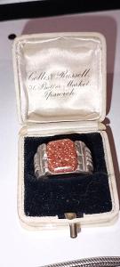 Stříbrný prsten s kamenem a krabičkou 1900-1910