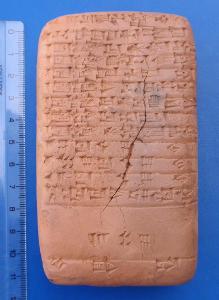Sumerská starověká hliněná deska s klínovým písmem po obou stranách