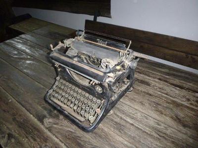 Starý  psací stroj  Ideal