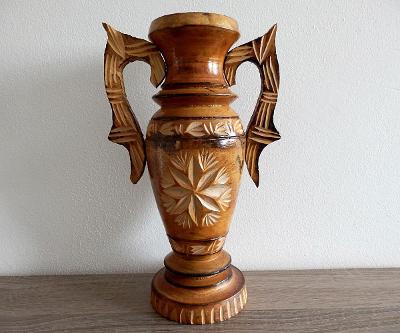 Váza dřevěná vyřezávaná 