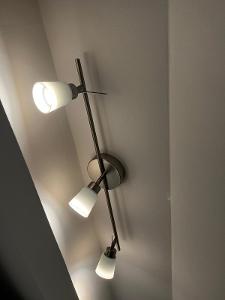 Jednoduchý trojbodový luster IKEA vrátane úsporných LED žiaroviek