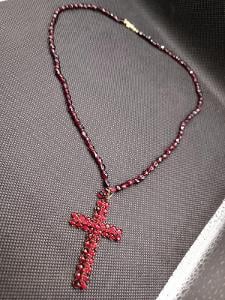 Výjimečný náhrdelník s křížem z českých granátů na granátové šňůře 