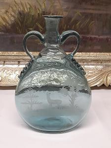 Stará, skleněná karafa, váza s vybroušeným srncem na pastvě 
