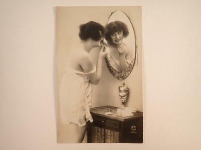 Žena u zrcadla (P4304)