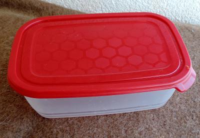 plastový box na jídlo s uzavíratelným víčkem