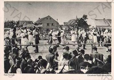 Kroj, zahájení žní 1944, tanec, Chrudim