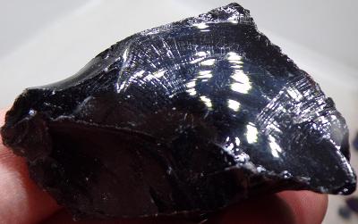 Obsidián Černý - Sopečné sklo - surový vzorek 37,91 g - Madagaskar TOP