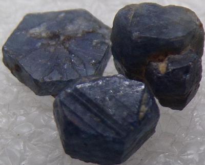 Safír 3x - Korund Přírodní Krystal - Drahokam 1,338 g - Madagaskar