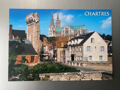 nepoužitá pohlednice-město Chartres-katedrála