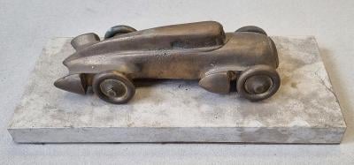 Bronzový model závodního auta