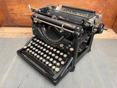 Starý psací stroj UNDERWOOD