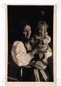 Lidové kroje, Slovensko, žena s dítětem, Važec