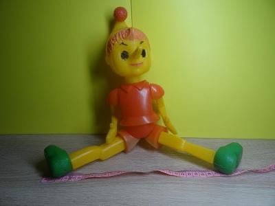 stará plastová hračka pinokio