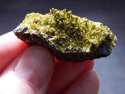 Pyromorfit - zelenožluté krystaly na matrici, Čína 