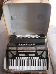 Klávesová harmonika DELICIA-CHORAL V+přepravní kufr+polstrované řemeny